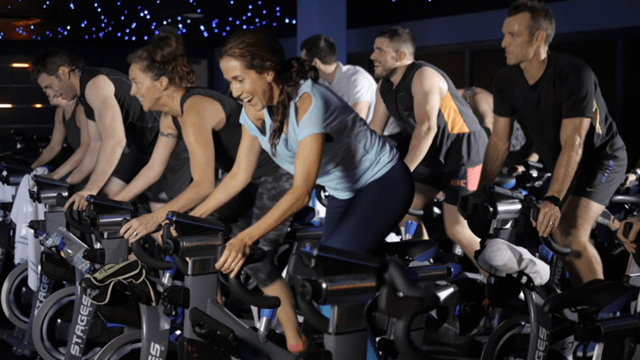 entrenamiento en el gimnasio por la tarde